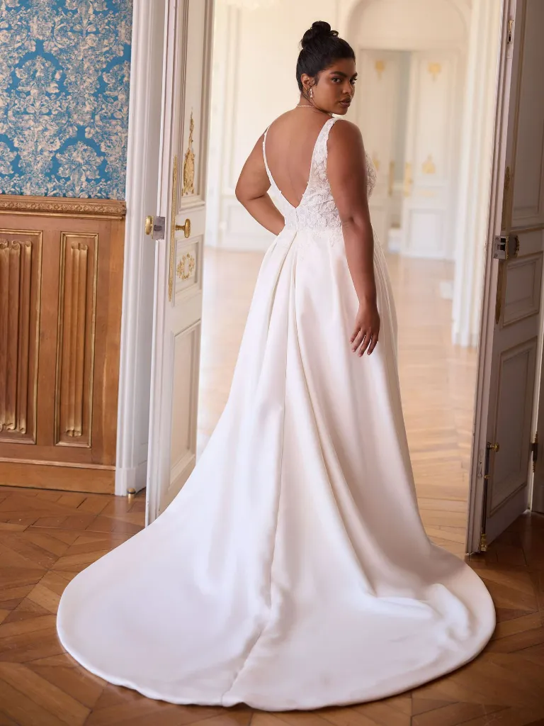 Bianco-Evento-Limited-dress-plus-Vittoria-(2).webp