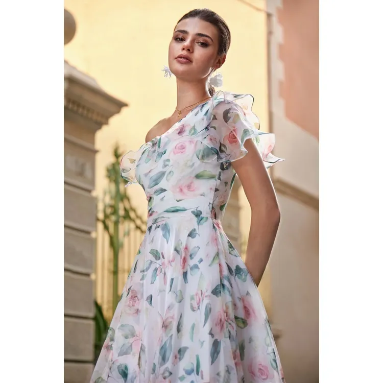 Robe à décolleté asymétrique