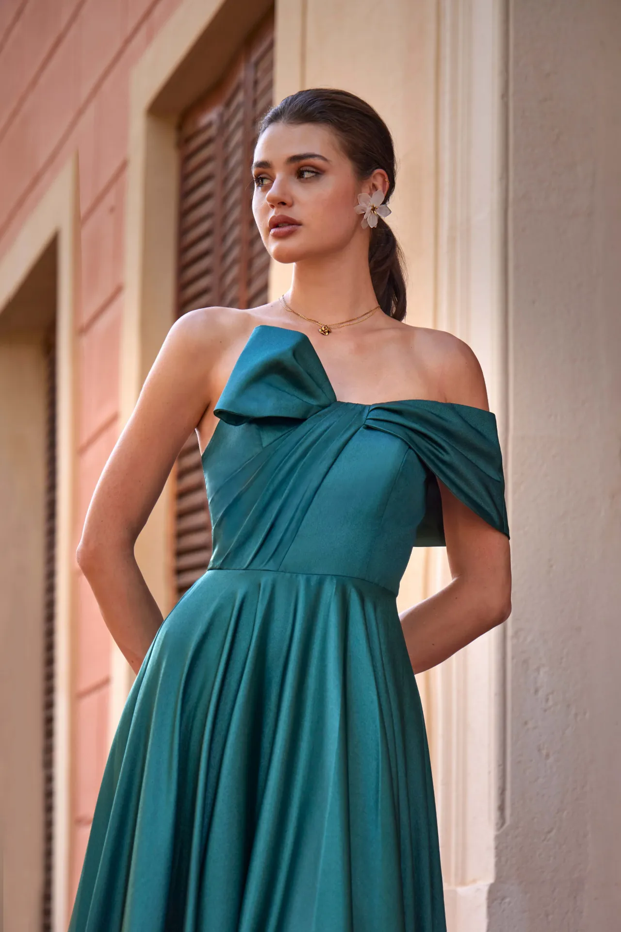 Robe longue satinée verte à épaules dénudées