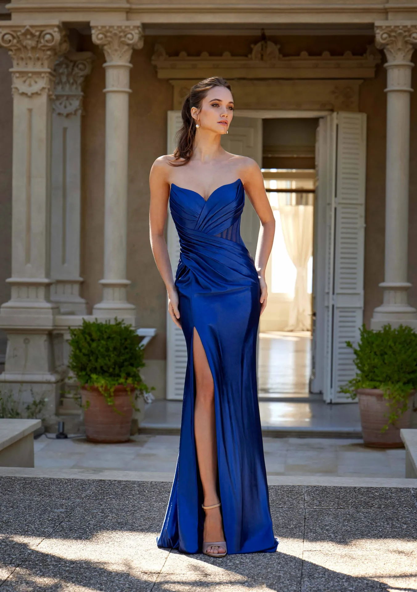 Robe sirène satinée à fente et laçage dos