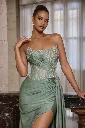 Robe longue satinée à détails perlés