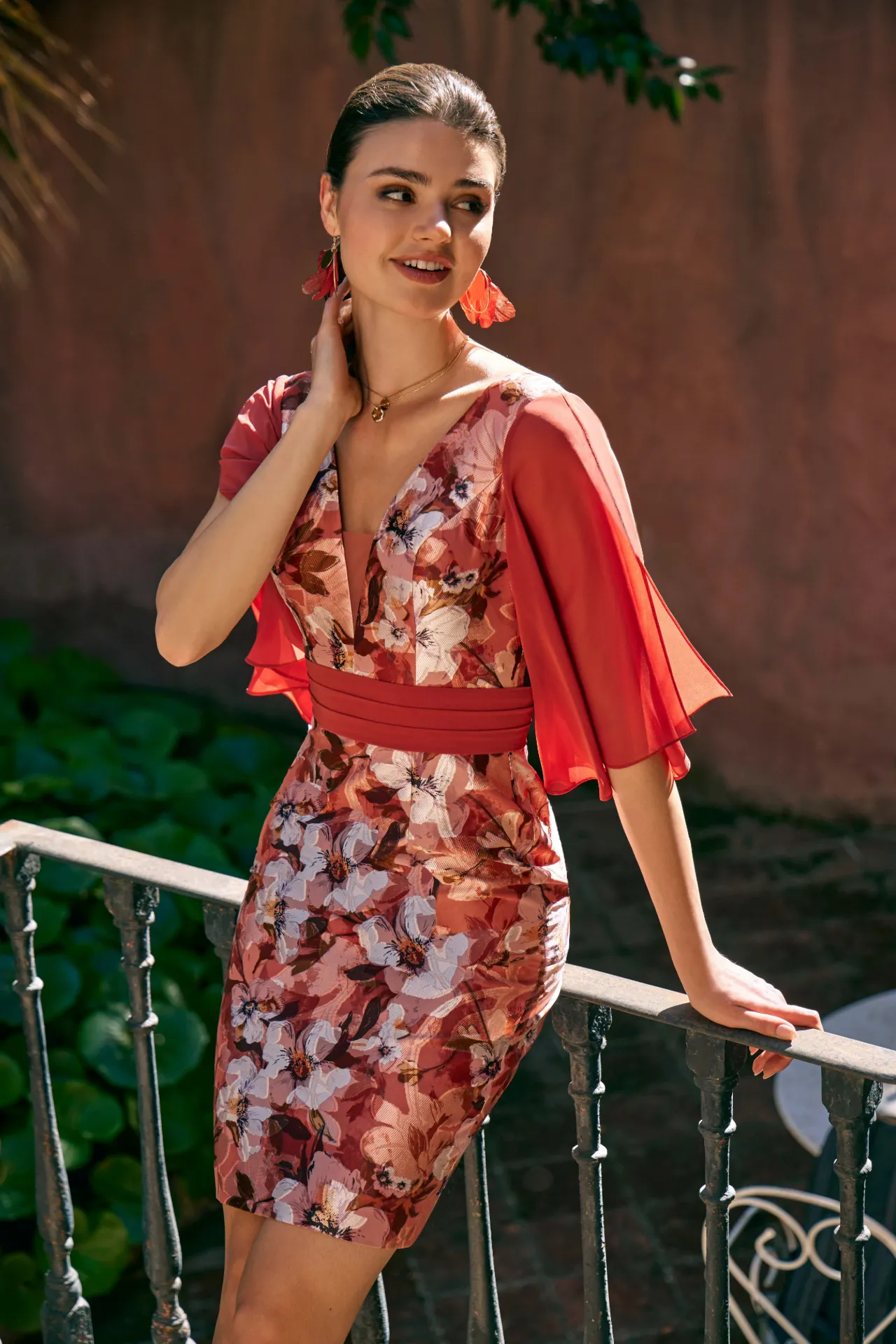 Robe courte fleurie à manches fluides