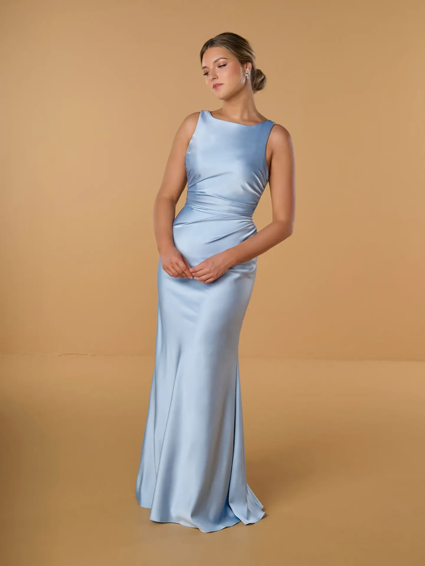 Robe longue en charmeuse mate à encolure bateau et dos asymétrique — 22307