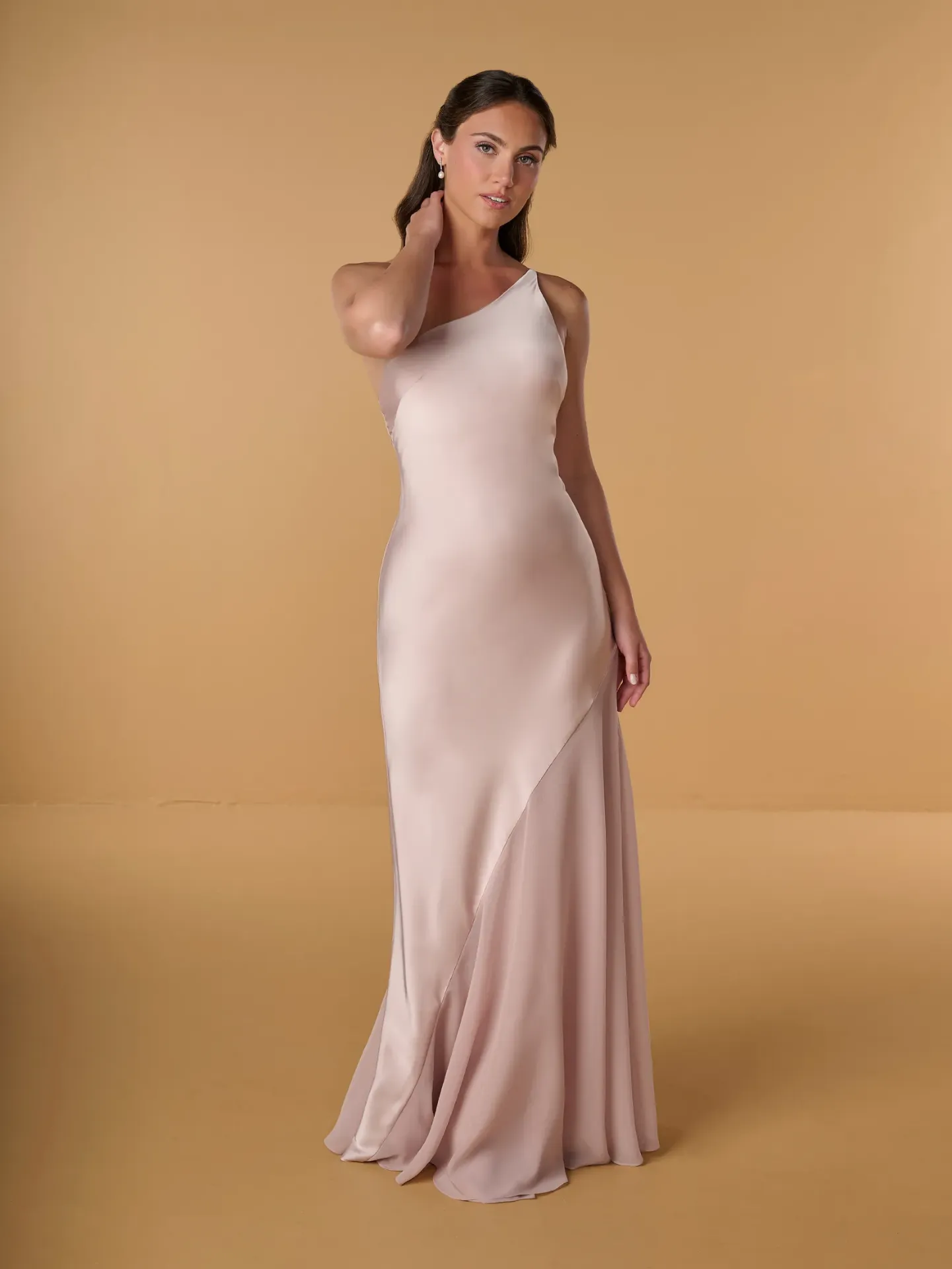 Robe longue asymétrique en charmeuse mate avec détail foulard — 22306
