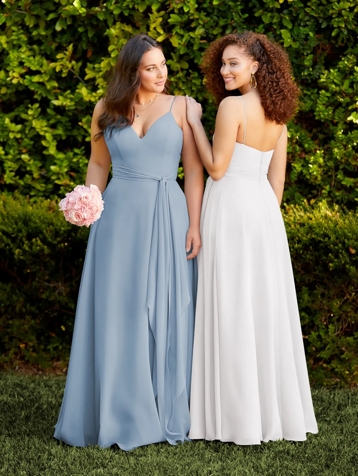 Robe longue fluide à décolleté en V, fines bretelles — 22046