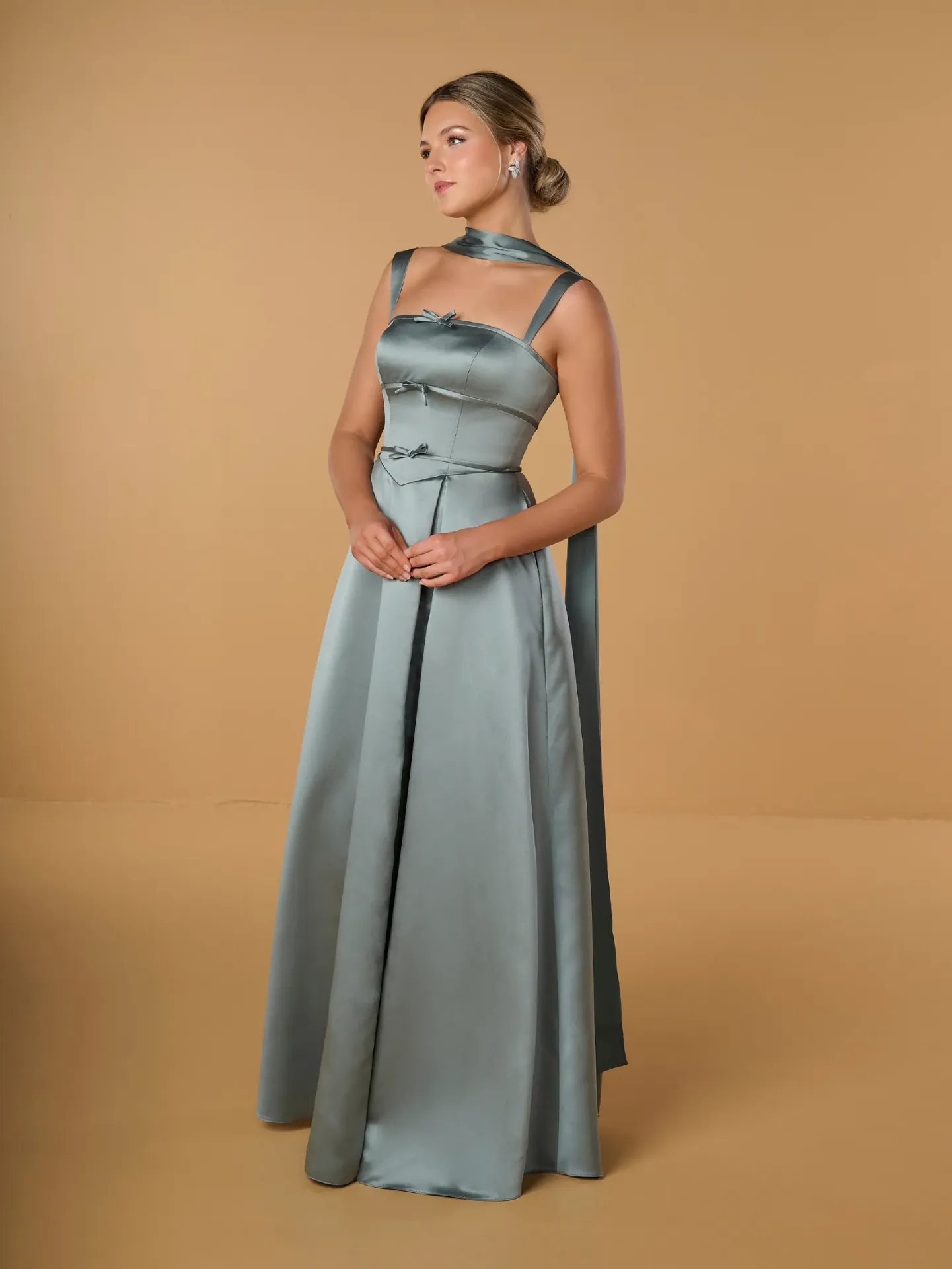 Robe longue à la coupe évasée, sublimée par une taille en V — 22300