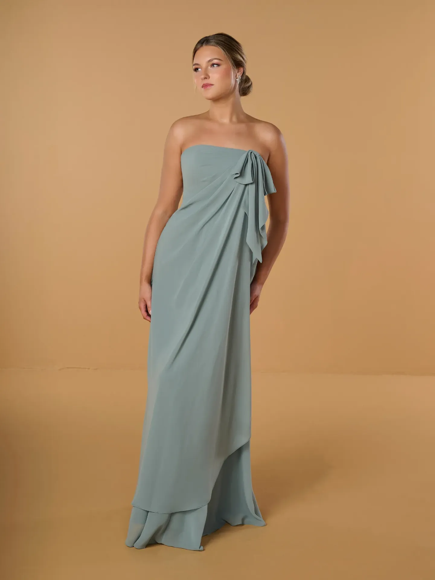 Robe longue à corsage drapé, sublimée par un détail de nœud et une jupe fluide à la — 22309