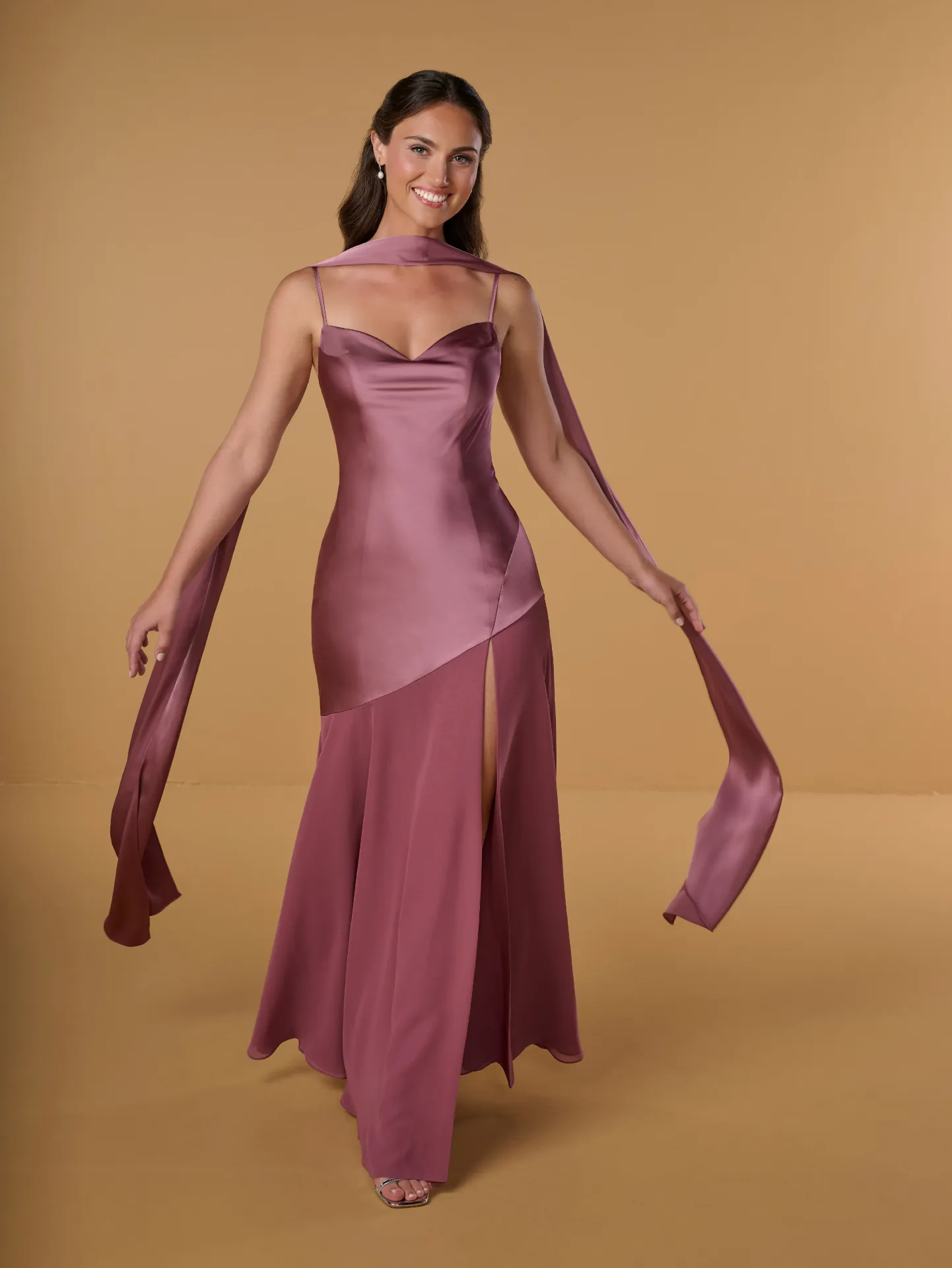 Robe longue à fines bretelles avec fente CB22308