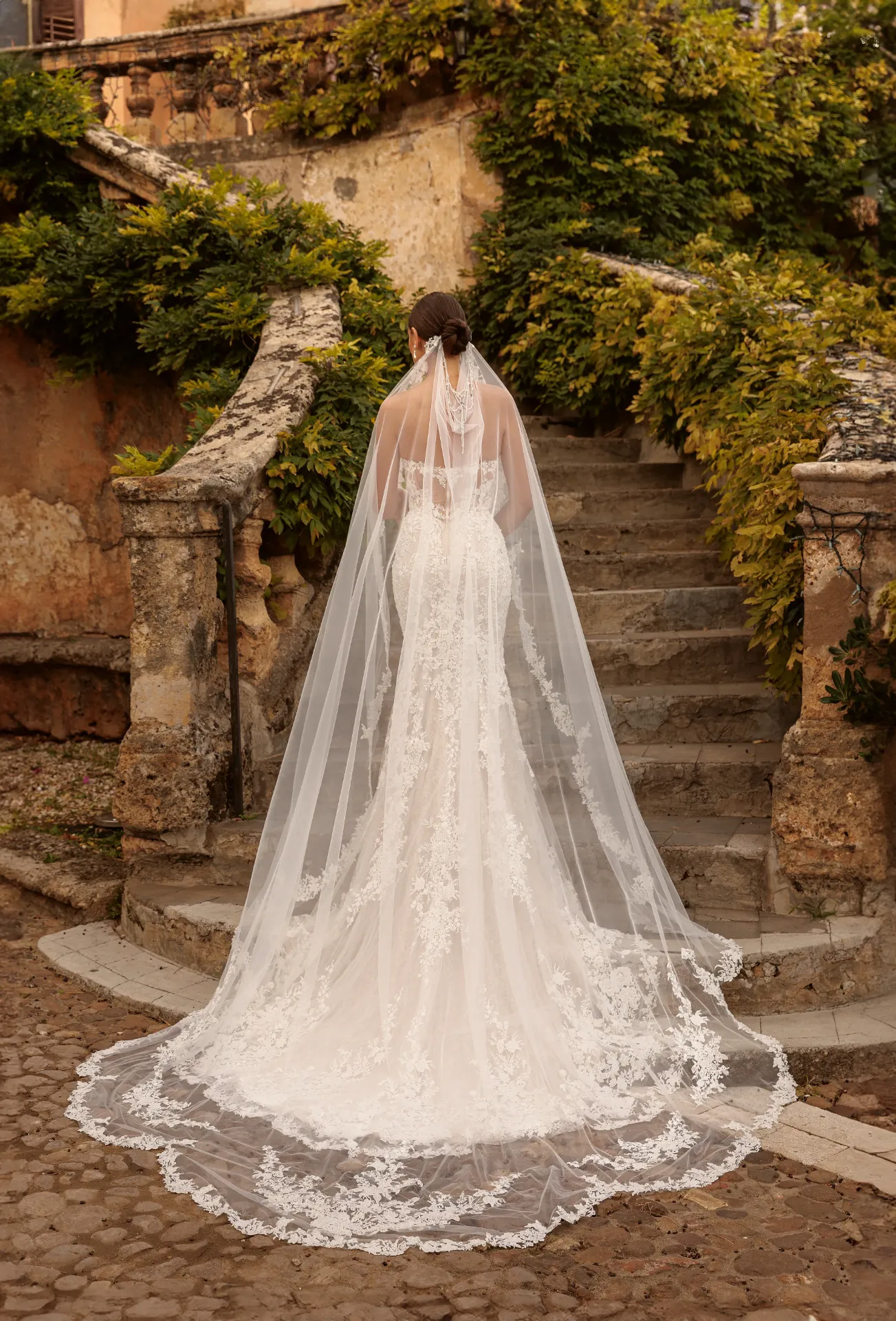 Voile-cape en tulle brodé de dentelle - V63
