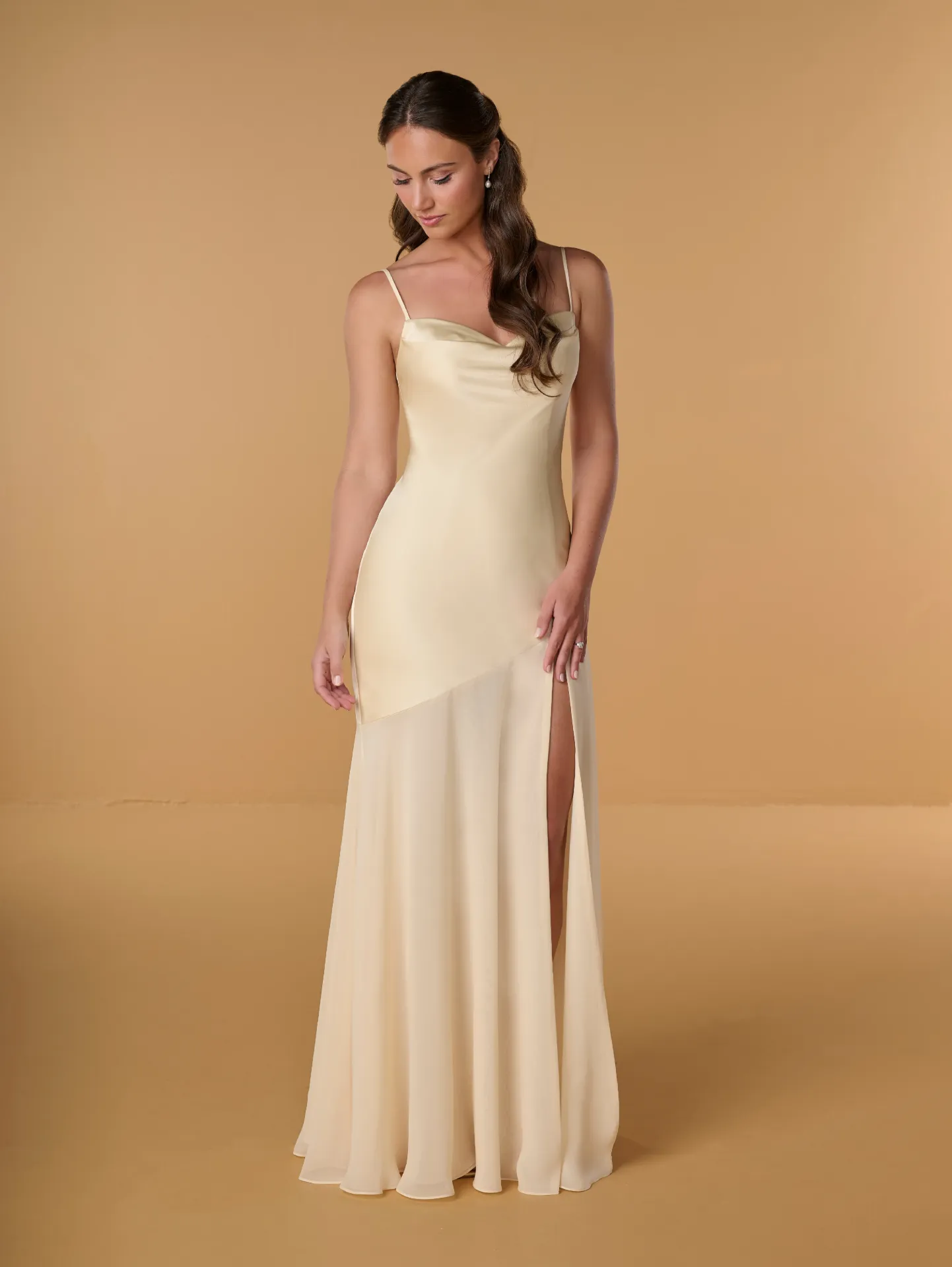 Robe longue avec décolleté drapé — 22308