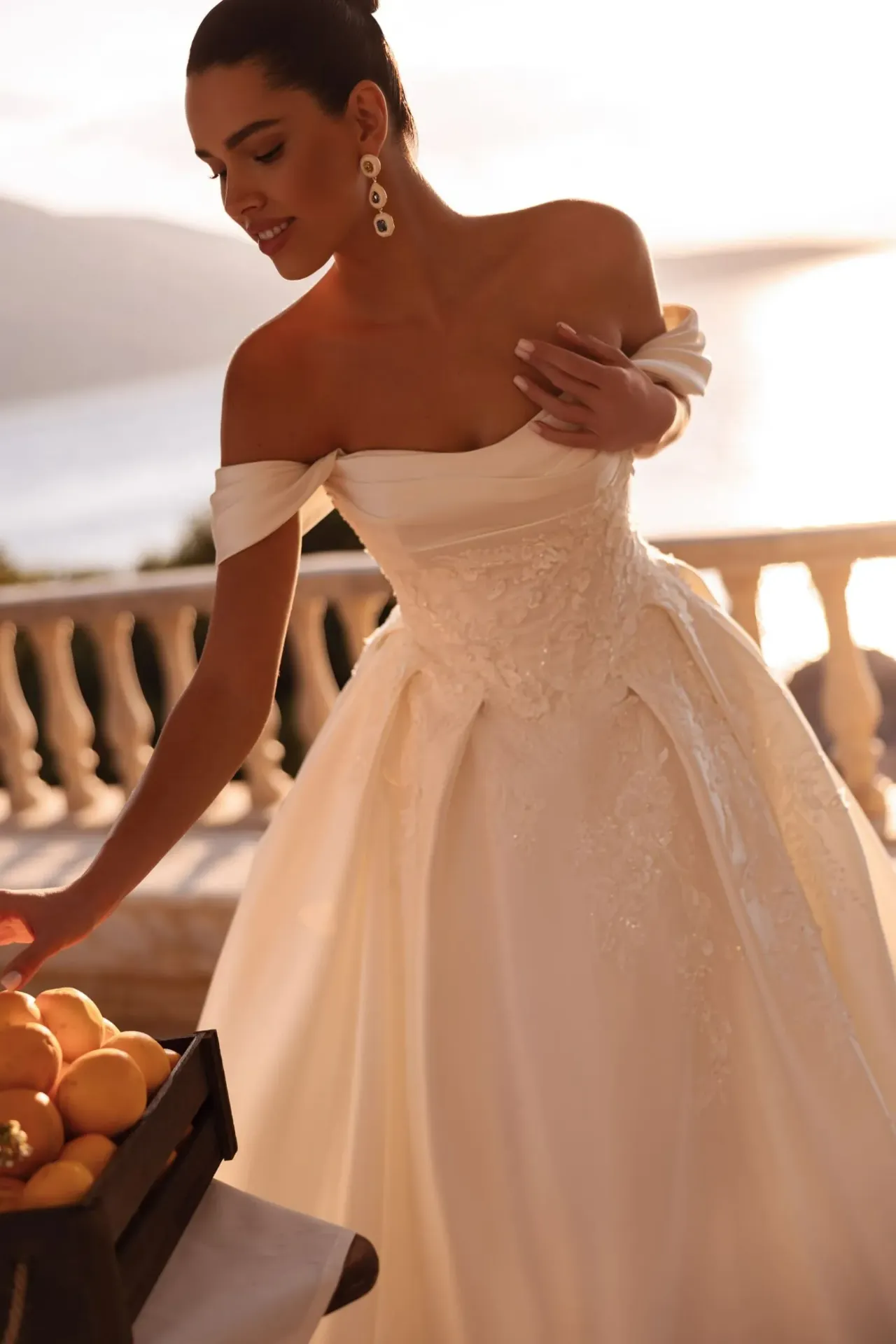 Robe de mariée coupe A-line en mikado avec drapé et manches amovibles